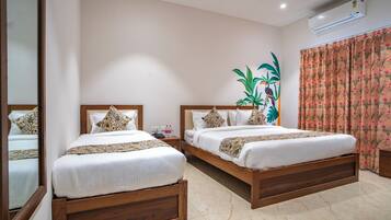 Family Studio | Iron/ironing board, bed sheets