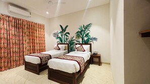 Deluxe Twin Room | Iron/ironing board, bed sheets