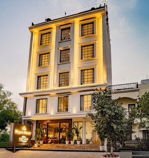 Front of property - MAYA'S MANOR - A Luxury Lake View Boutique Hotel (Udaipur)