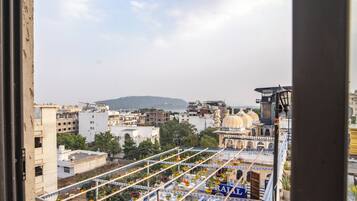 Family Studio | Iron/ironing board, bed sheets