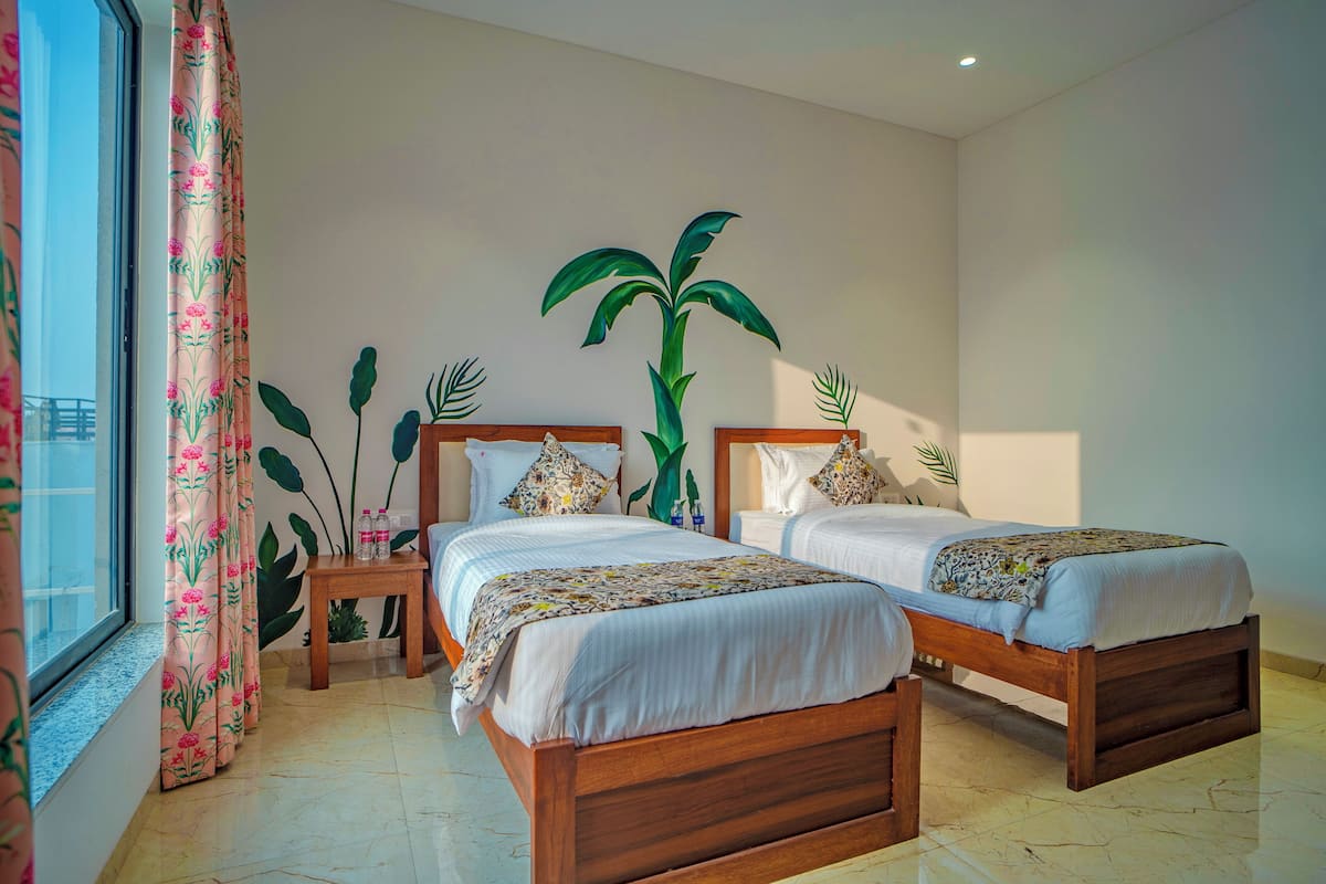 Chambre Deluxe avec lits jumeaux | Fer et planche à repasser, draps fournis