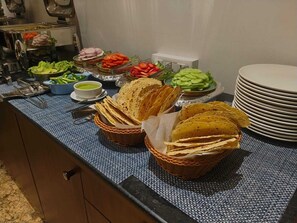 Sarapan prasmanan setiap hari (INR 350 per orang)