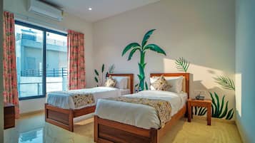 Deluxe Twin Room | Iron/ironing board, bed sheets