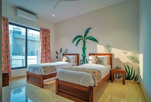 Chambre Deluxe avec lits jumeaux | Fer et planche à repasser, draps fournis