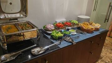 Desayuno buffet diario (INR 350 por persona)
