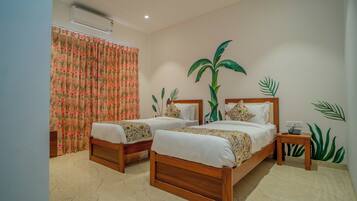 Deluxe Twin Room | Iron/ironing board, bed sheets