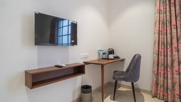 Deluxe Double Room | Iron/ironing board, bed sheets