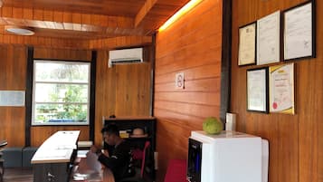 Quầy tiếp tân