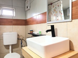 Chalet básico, vista al jardín | Baño | Amenidades de baño gratuitas, secadora de cabello, toallas, shampoo