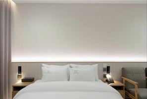 Suite Room | Skrivebord, wi-fi (inkludert) og sengetøy