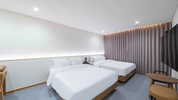 Suite Twin Room | Desk, free WiFi