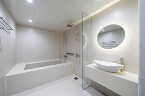 Premium Room | Baño | Bañera y ducha independientes, toallas, jabón y champú