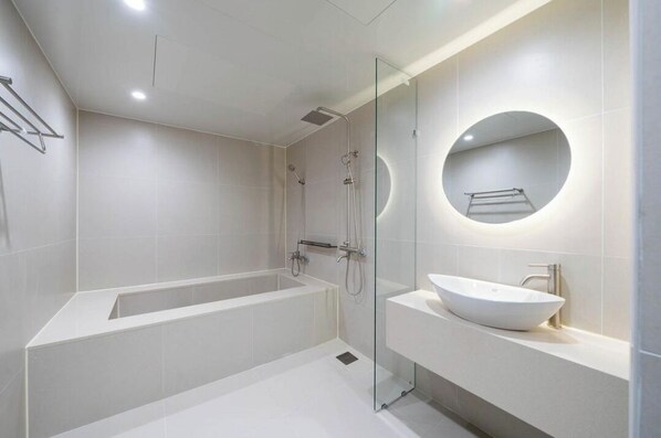 Premium Room | Bathroom | Separate tub and shower, slippers, towels, soap - H Avenue Hotel Jeonju Terminal (Jeonju)