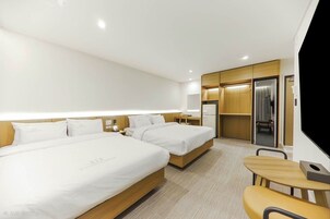 Escritorio, wifi gratis y ropa de cama 