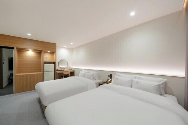 Suite Twin Room | Desk, WiFi (free), bed sheets