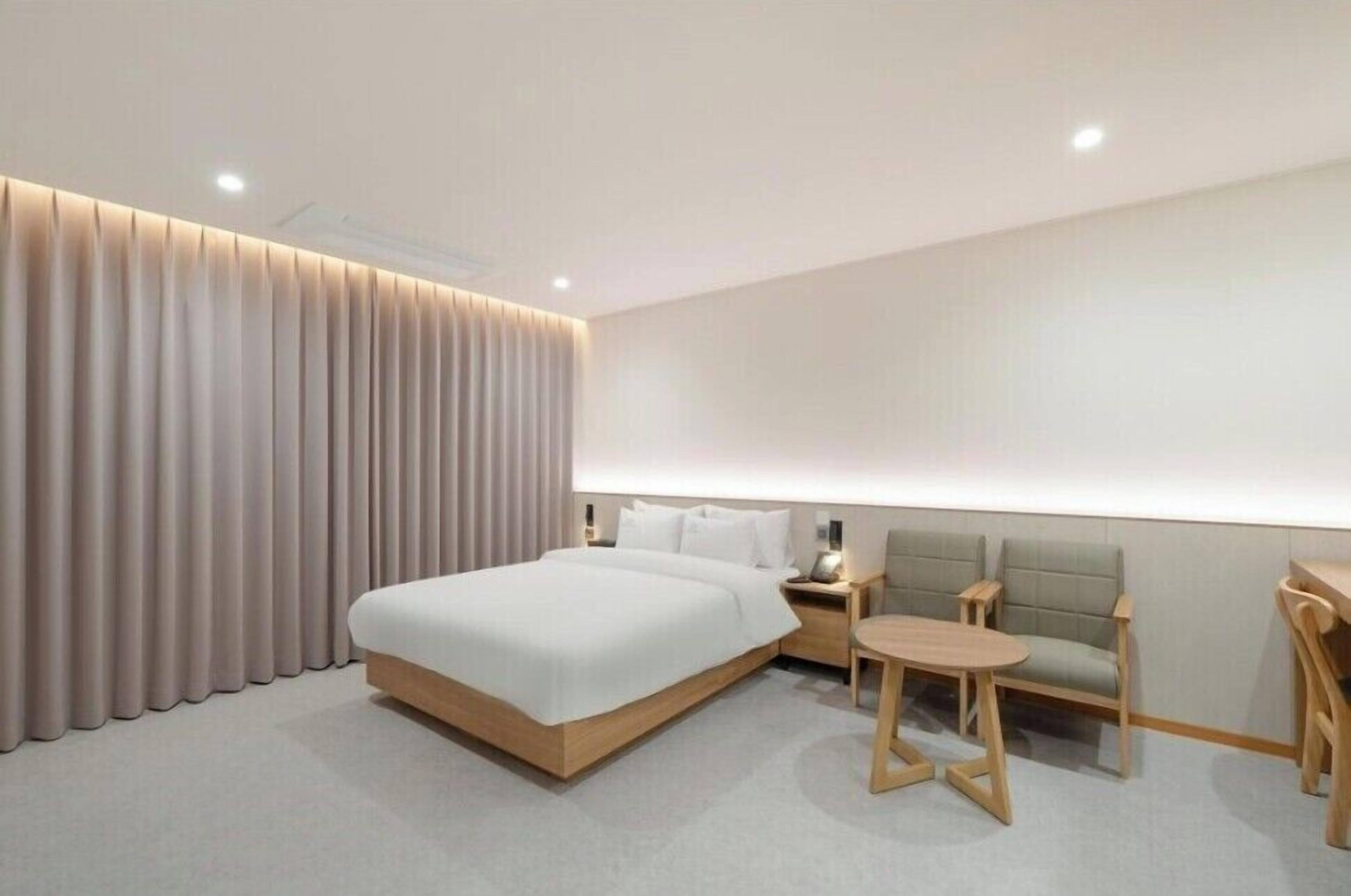 Suite Room | Desk, free WiFi