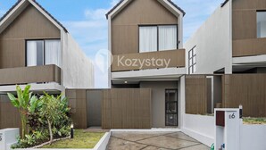 A modern building with a flat roof and a central entrance.