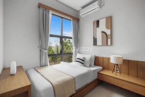 Desk, laptop workspace, iron/ironing board, free WiFi