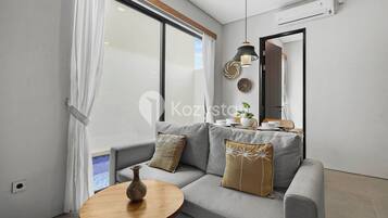 Villa - 3 sovrum - balkong - utsikt mot poolen | Vardagsrum | 43-tums smart-tv med kabelkanaler, Netflix och streamingtjänster