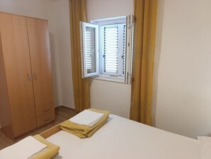 1 bedroom, free WiFi, bed sheets - Seafront apartment Valla 1 (Metajna)