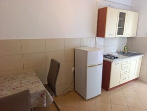 Fridge, cookware/dishes/utensils