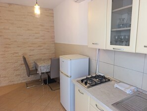 Fridge, cookware/dishes/utensils