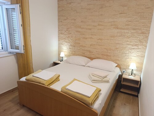 Seafront apartment Valla 1