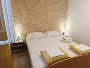 1 bedroom, free WiFi, bed sheets - Seafront apartment Valla 1 (Metajna)