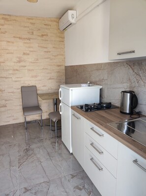 Kühlschrank, Kochgeschirr/Geschirr/Besteck