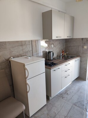 Kühlschrank, Kochgeschirr/Geschirr/Besteck