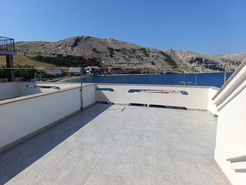 Seafront apartment Valla 3