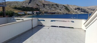Seafront apartment Valla 3