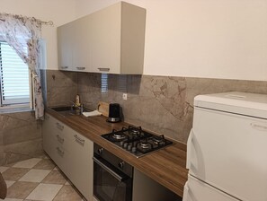 Jääkaappi, uuni, keittoastiat/astiat/ruokailuvälineet