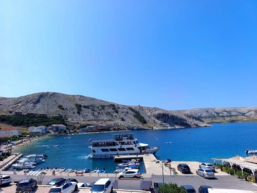 Seafront apartment Valla 4