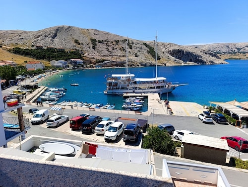 Seafront apartment Valla 5