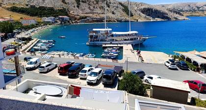 Seafront apartment Valla 5