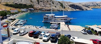 Seafront apartment Valla 5