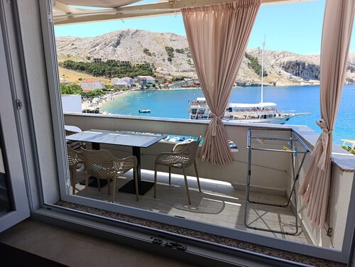 Seafront apartment Valla 5