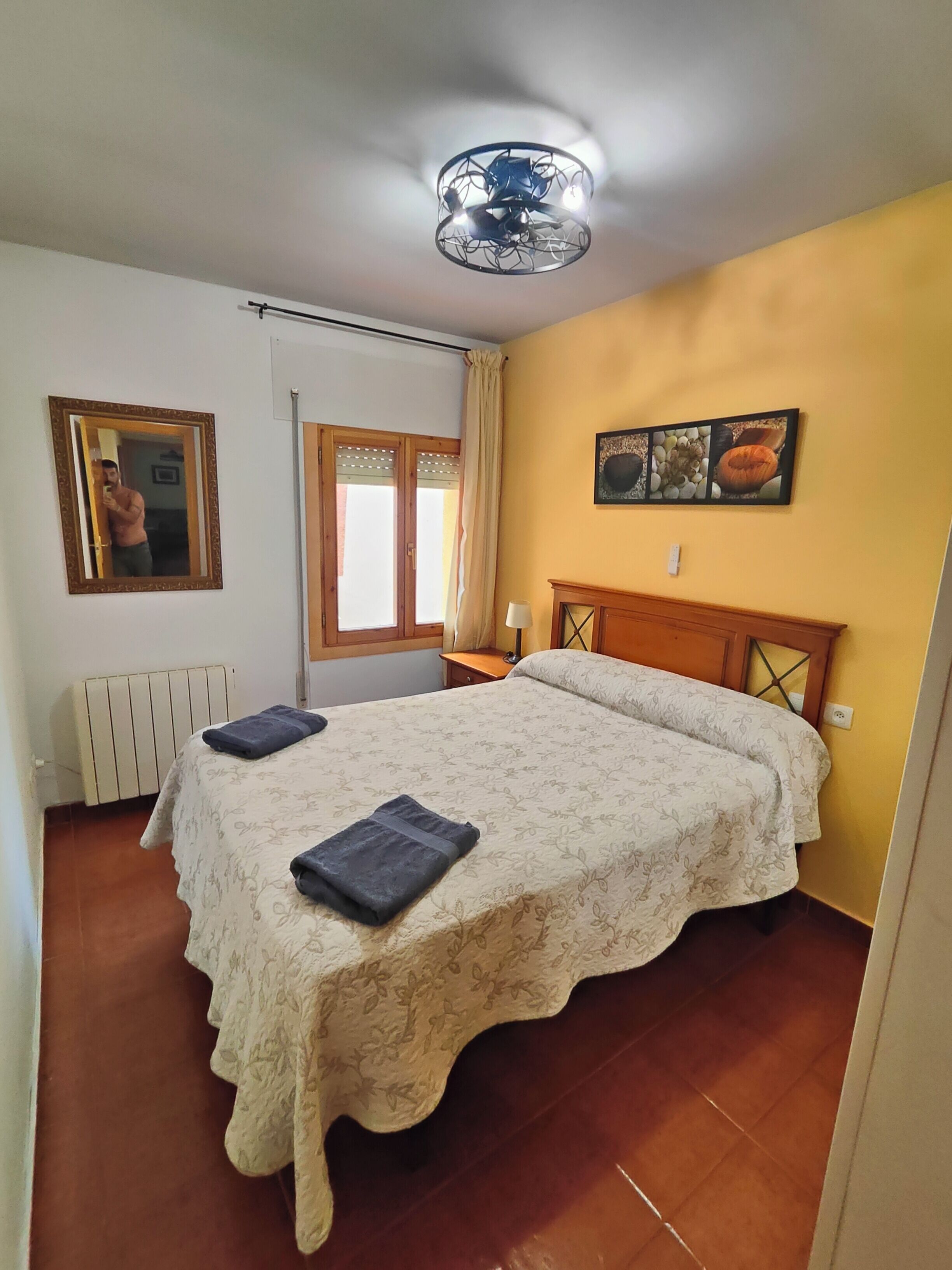 4 dormitorios, tabla de planchar con plancha, cuna de viaje