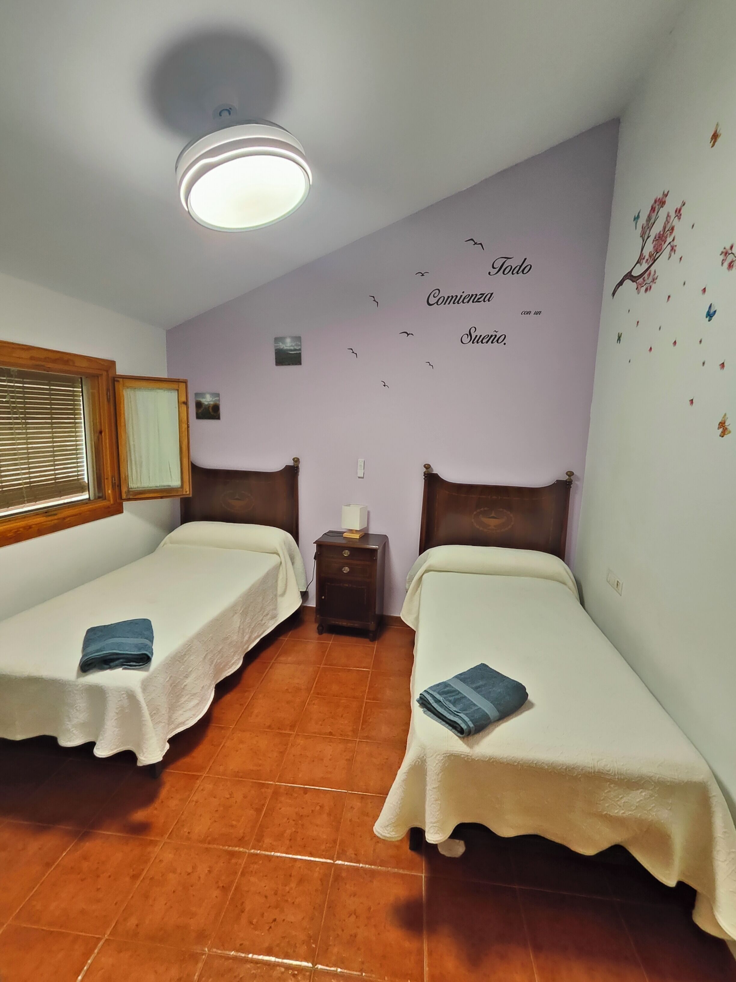 4 dormitoris, planxa i posts de planxar i un bressol de viatge 