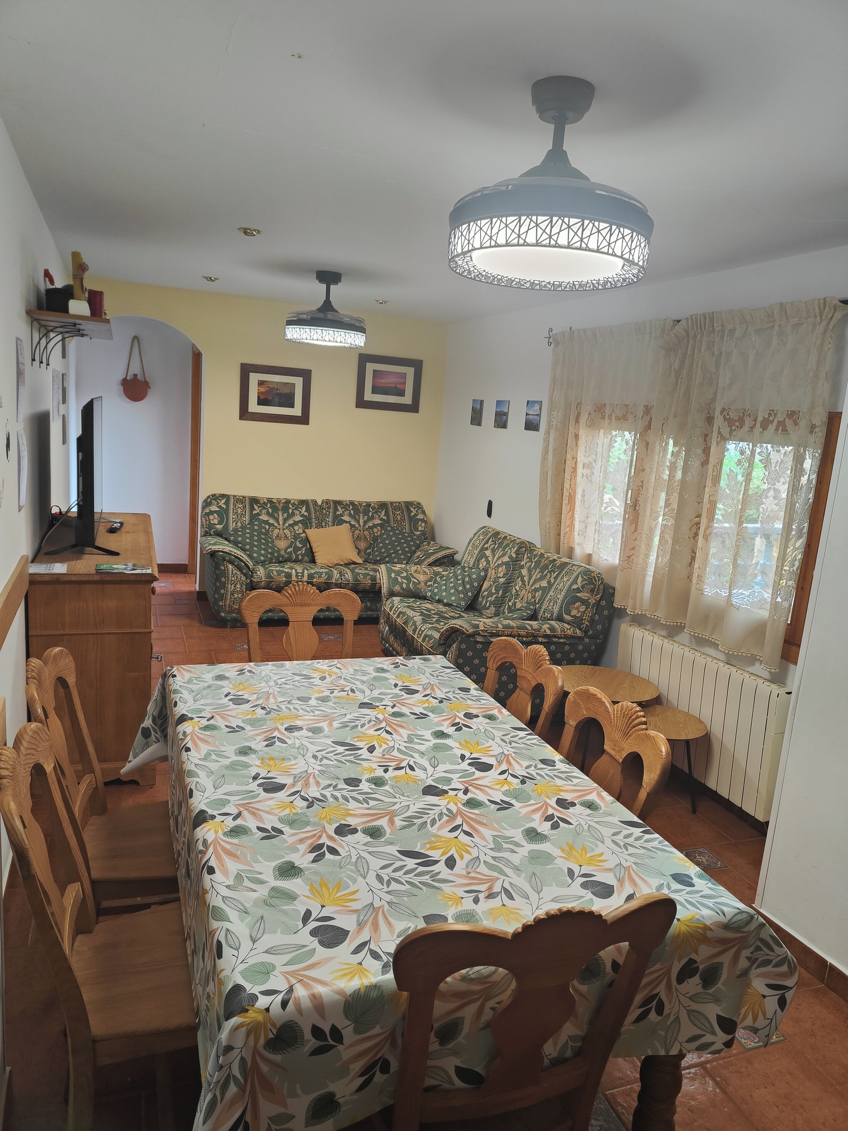 Una Smart TV, un futbolín, libros