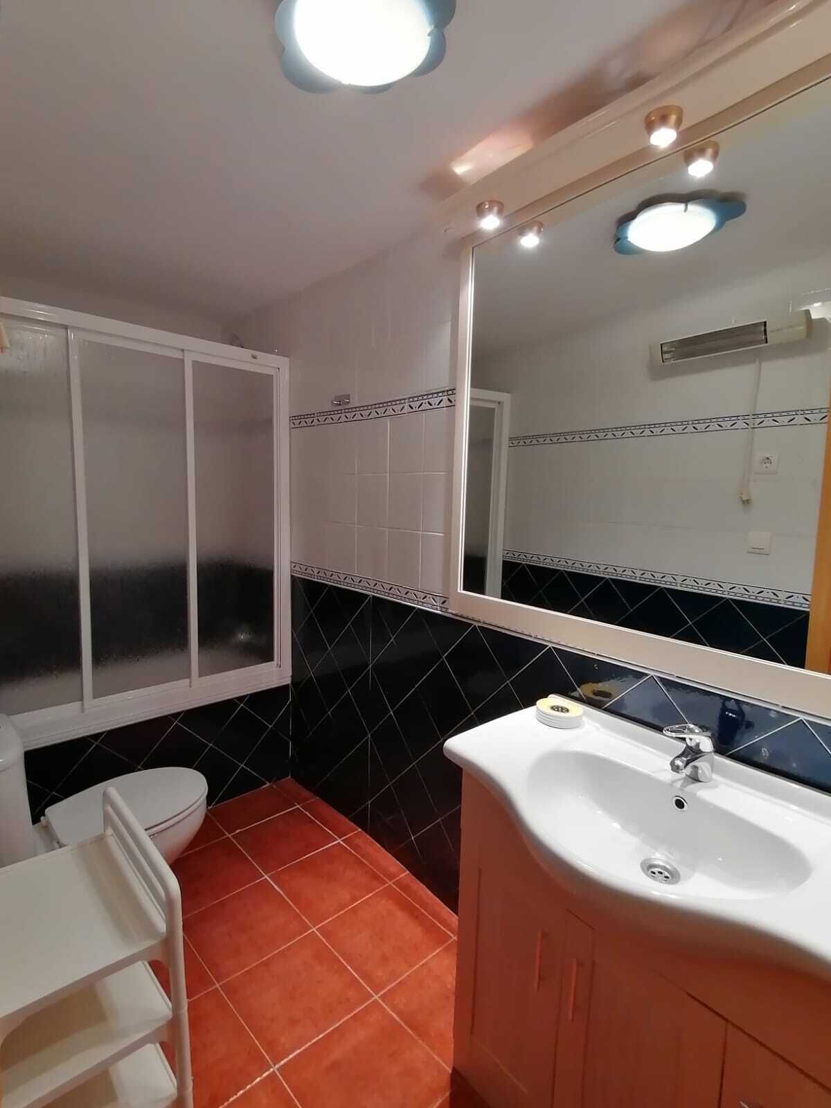 Een douche, een haardroger, handdoeken, zeep