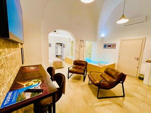 1 bedroom, WiFi, bed sheets - Room 'Corte Gabellone  Camera Deluxe' with Wi-Fi and Air Conditioning (nardò)