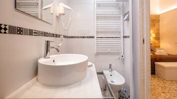 Ducha, secador de pelo y toallas