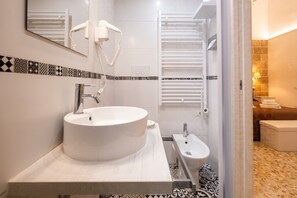 Shower, hair dryer, towels - Room 'Corte Gabellone  Camera Deluxe' with Wi-Fi and Air Conditioning (nardò)