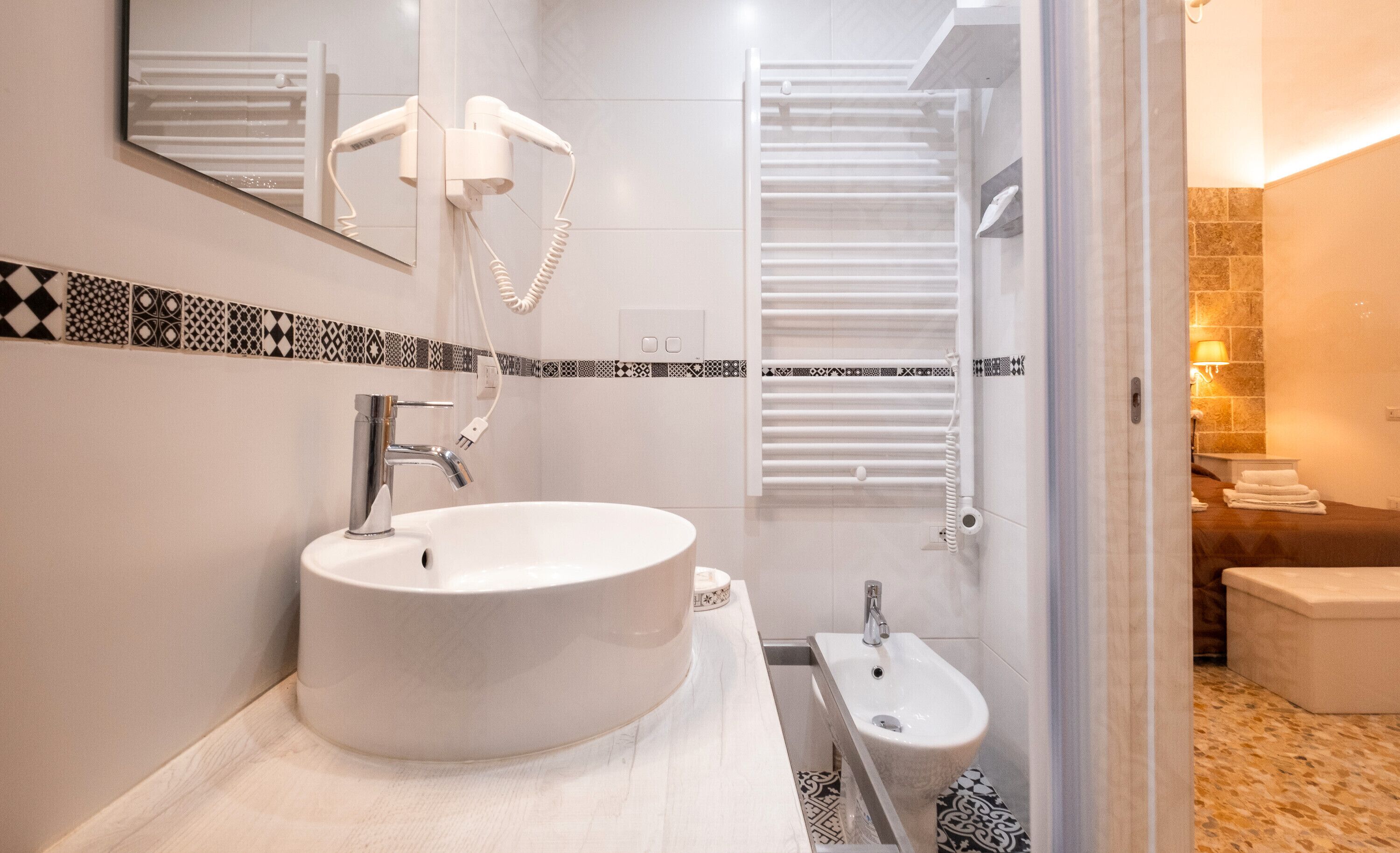 Douche, sèche-cheveux, serviettes fournies