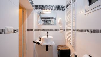 Doccia, asciugacapelli, asciugamani