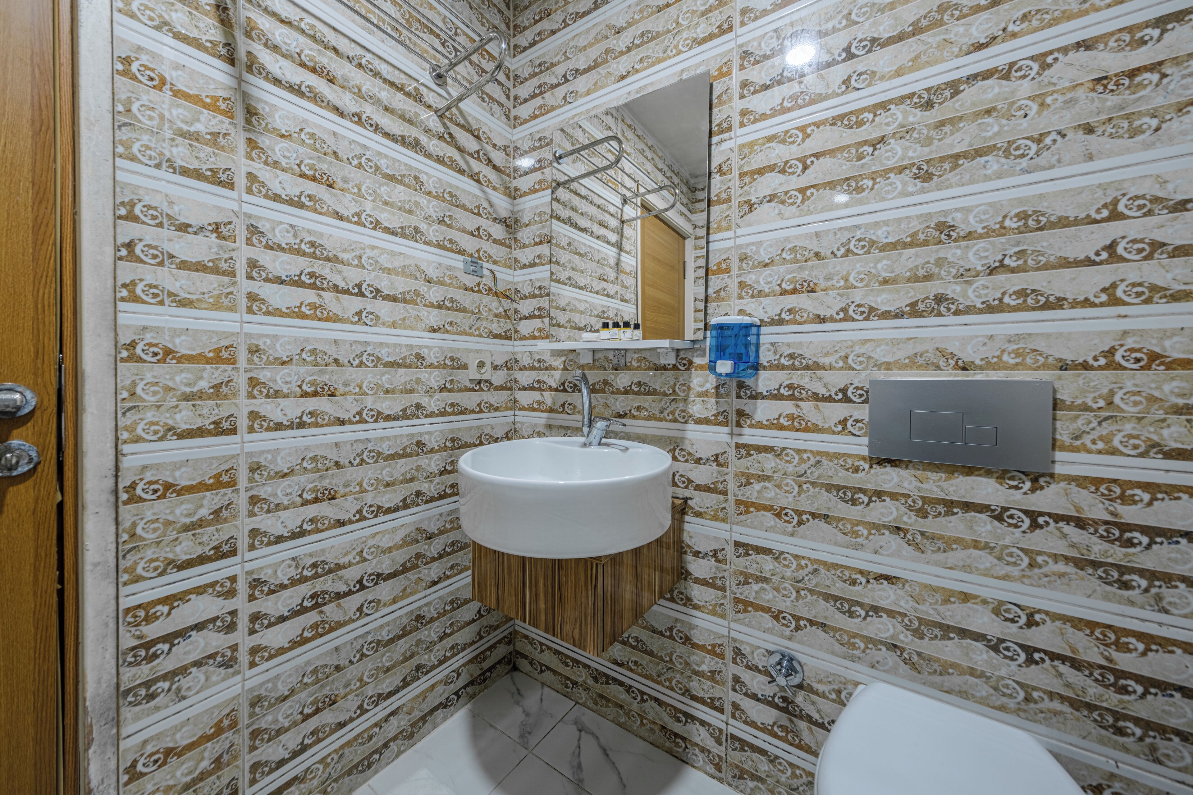 Chuveiro, secador de cabelo, toalhas de banho, sabonete