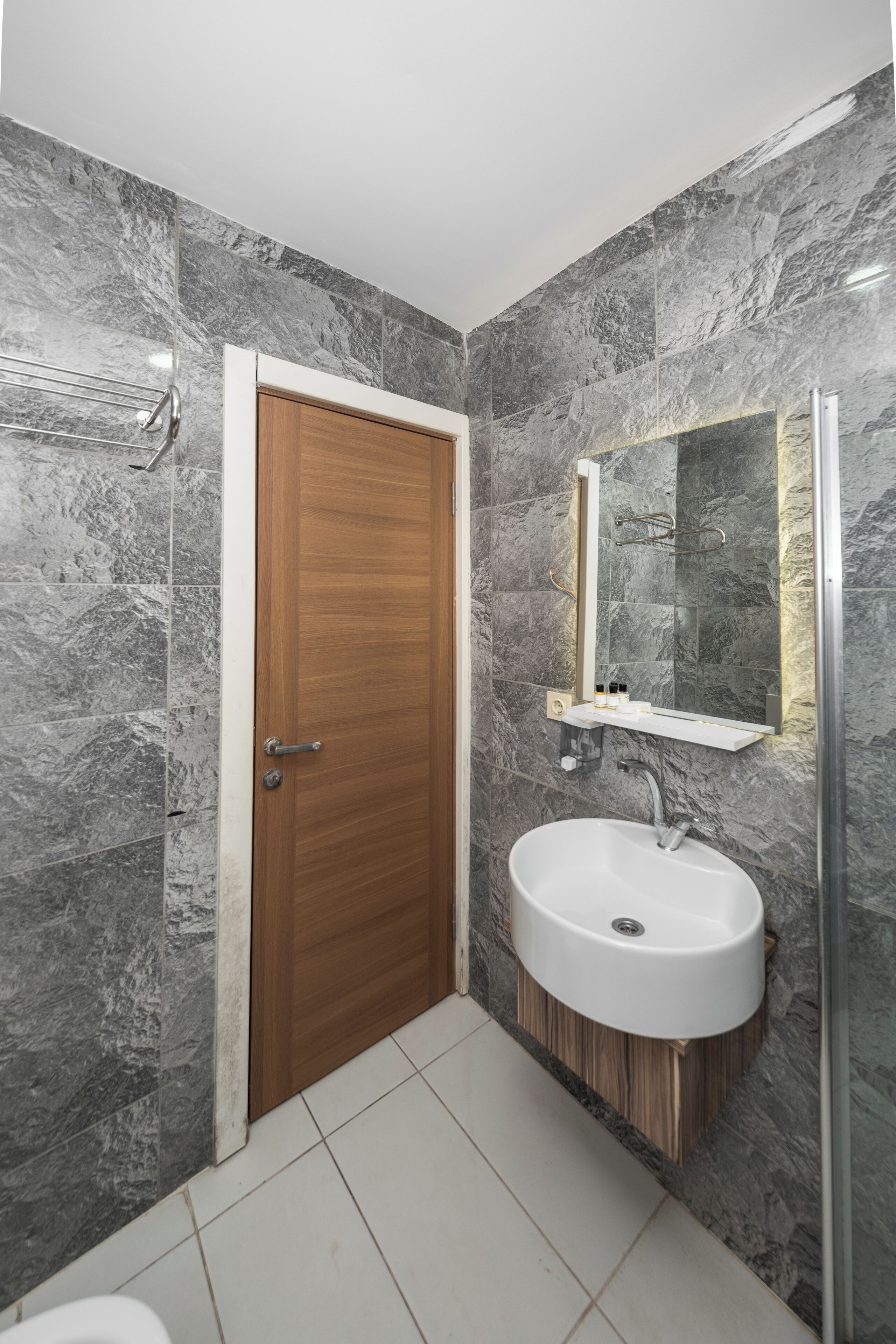 Family Room | Bathroom | Shower, hair dryer, towels, soap