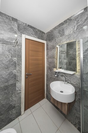 Family Room | Bathroom | Shower, hair dryer, towels, soap - Ozio İstanbul Hotel (İstanbul)